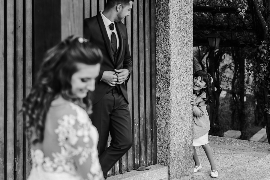 menina espreitar noivos