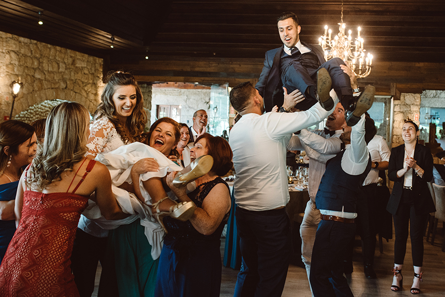 amigos atiram noivos ao ar