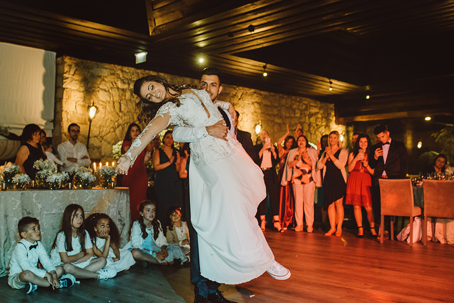 noivo com noiva ao colo