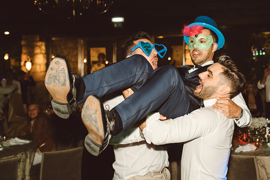 amigos com noivo ao colo