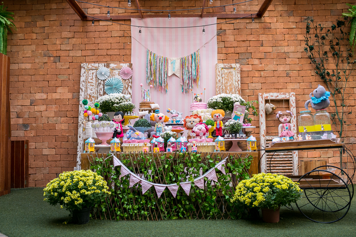 a mesa do bolo com decoração de tema circo