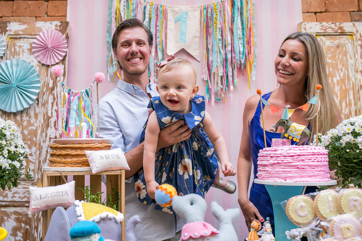 foto com os pais na mesa do bolo