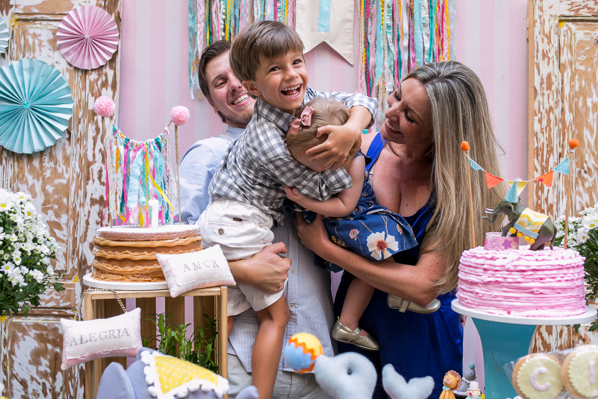 sendo literalmente esmagada pelo primo sapeca