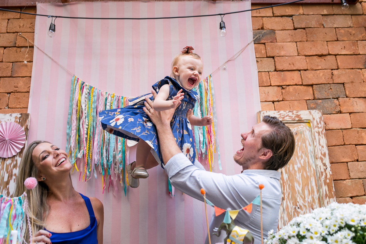 sendo jogada no alto pelo papai