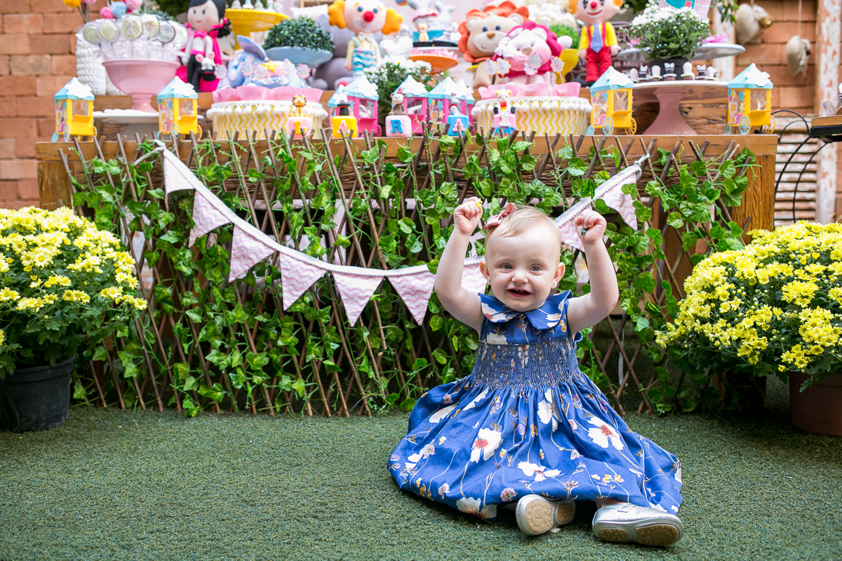 lara fazendo bagunça sentada na frente da mesa