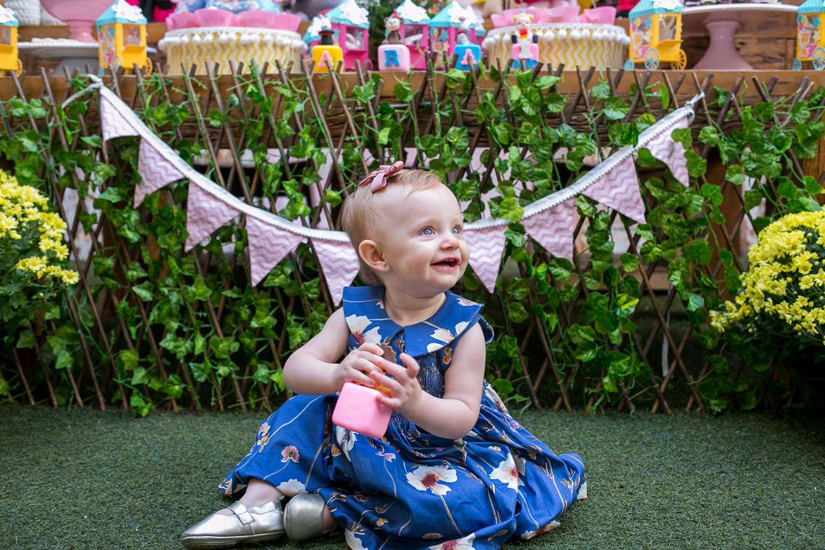 fazendo pose na frente da mesa do bolo