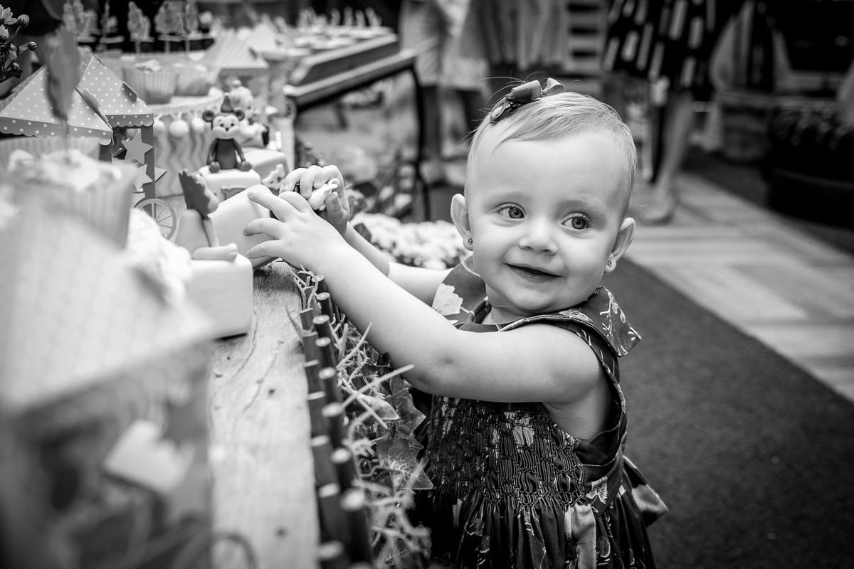 se divertindo com os ítens de decoração da mesa