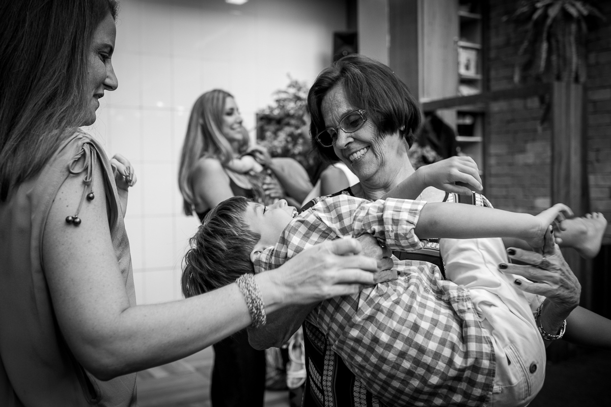 primo no colo da avó