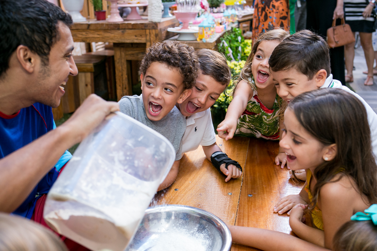 amigos participando das brincadeiras