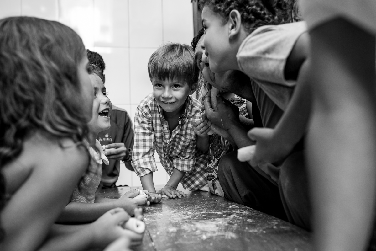 primos e amigos brincando