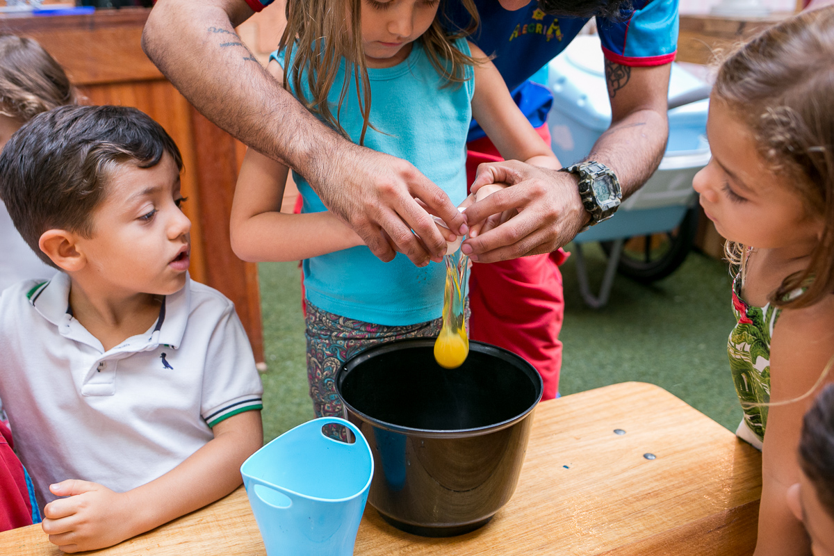 quebrando o ovo pra fazer bolo