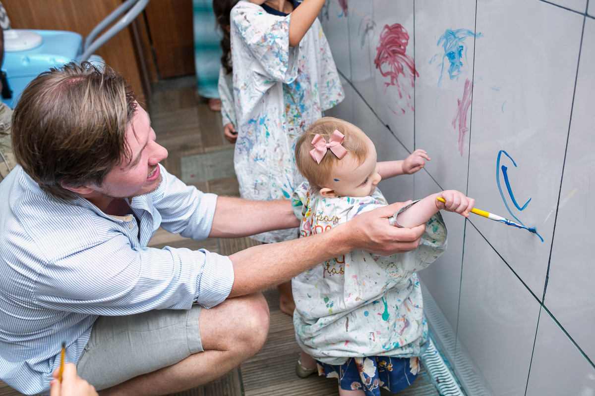 pintando a parede com o papai