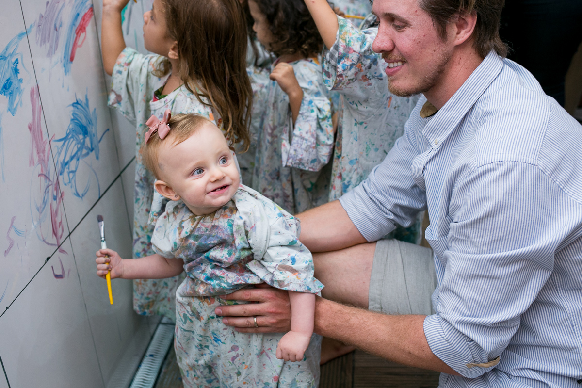 alegria de poder pintar uma parede sem levar bronca