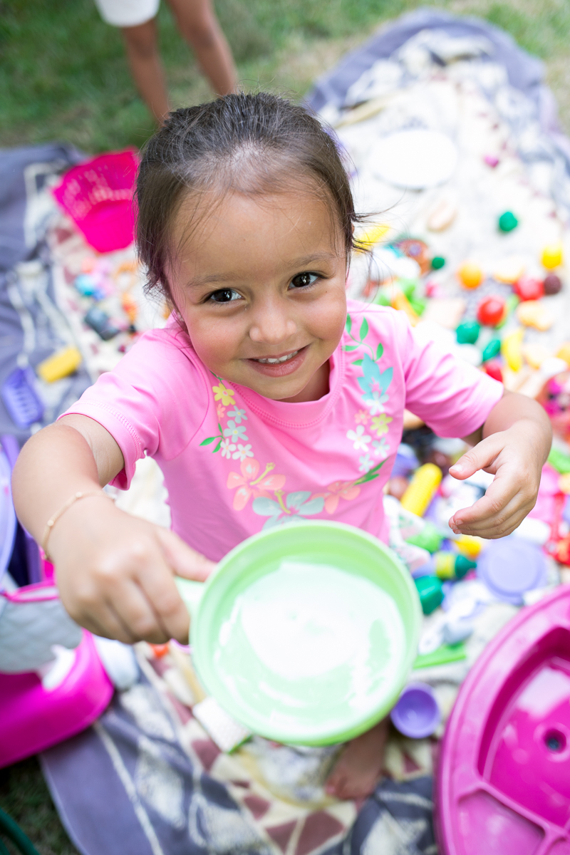 eu sendo muito bem recebida com comidinha na casa da Lorena