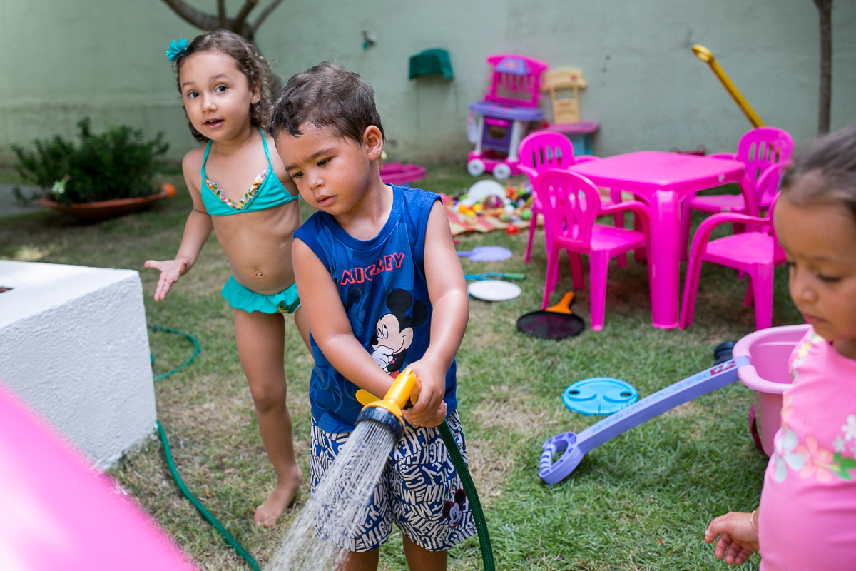 henrique enchendo a piscina
