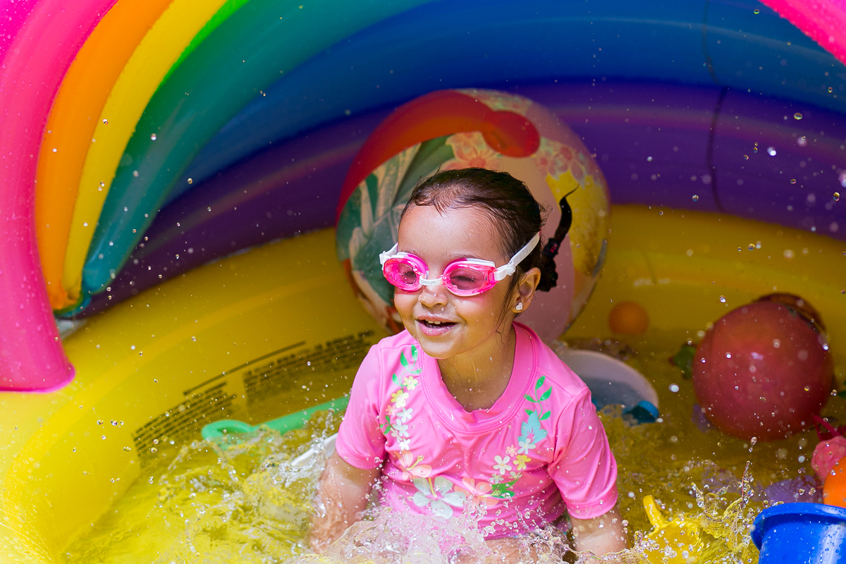 com óculos de natação