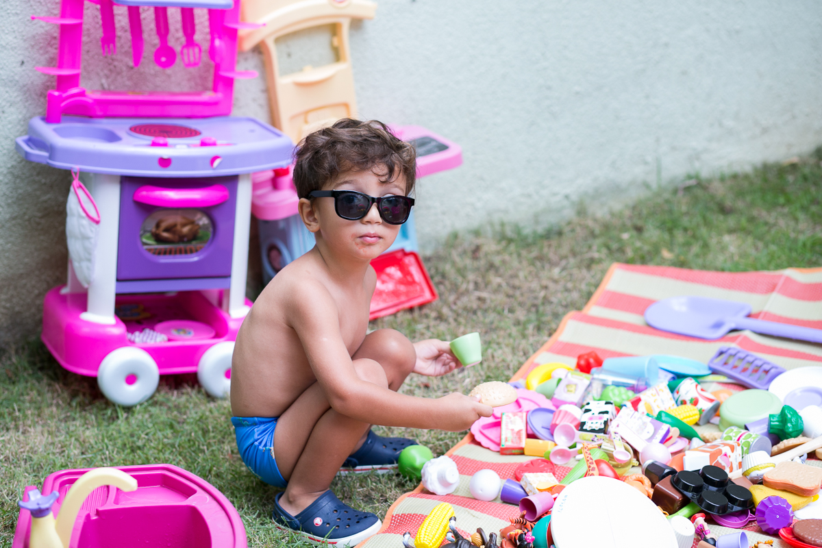 homens da bagunça colocando a mão na massa