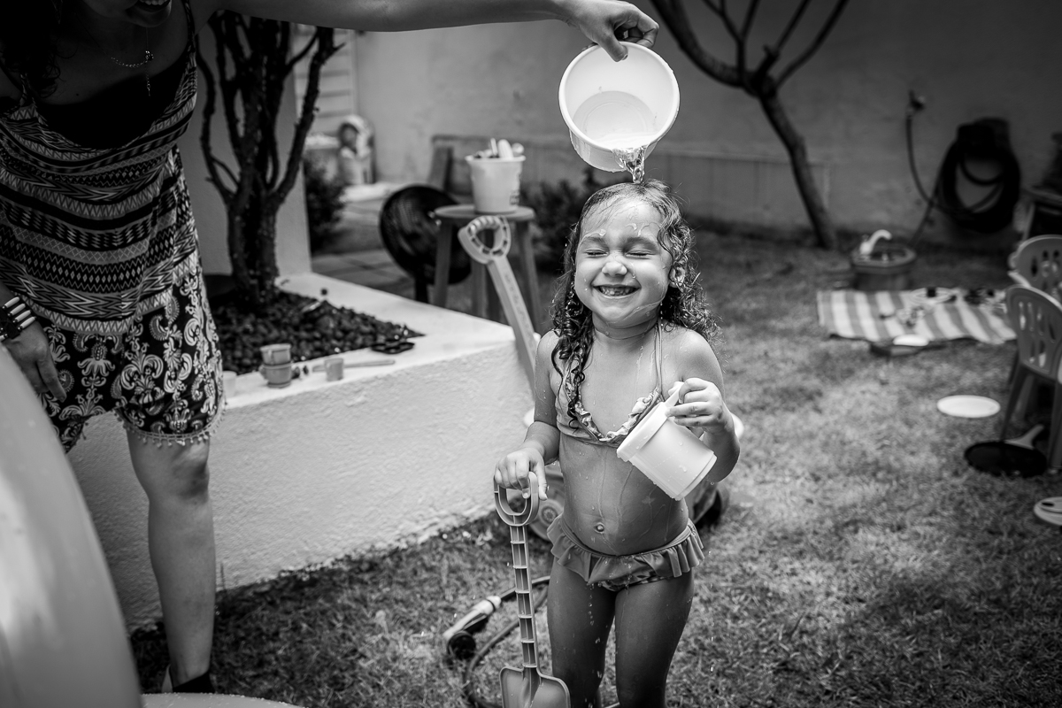 e mais banho de balde pra ela perder o medo de água suja