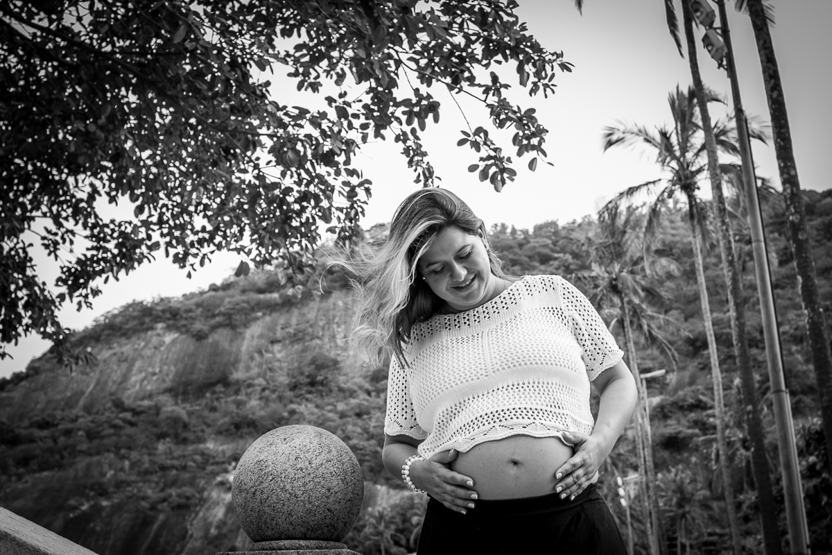 flavia fazendo carinho na barriga