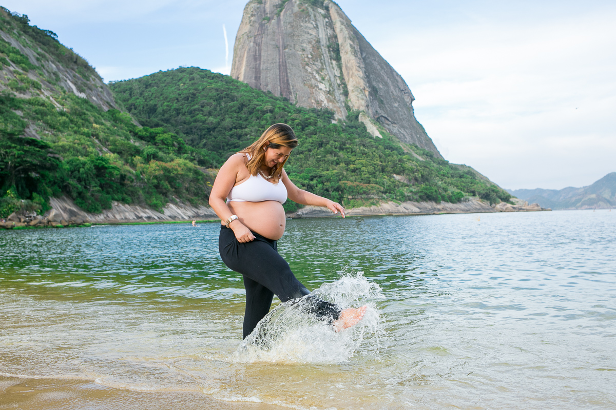 flavia jogando água pra todo lado
