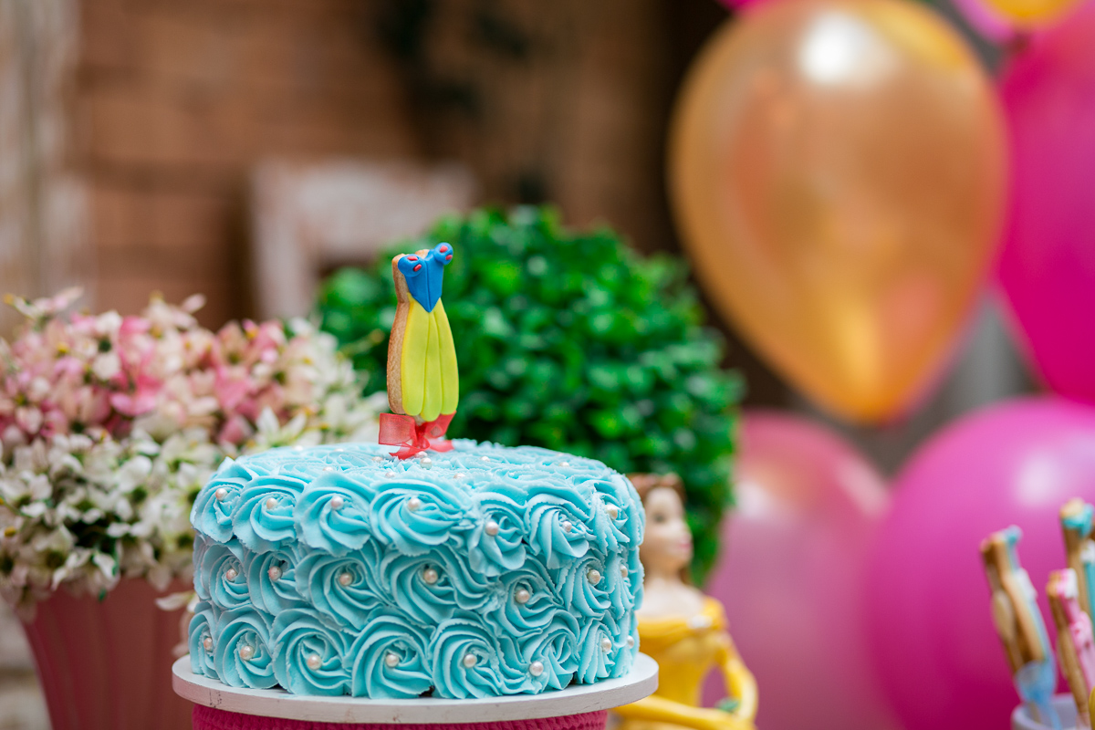 um dos bolos da mesa da júlia