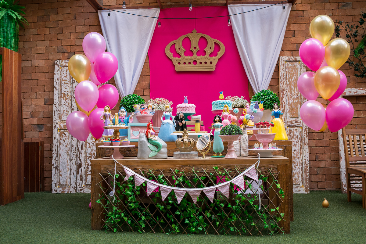 mesa do bolo com decoração de temas princesas