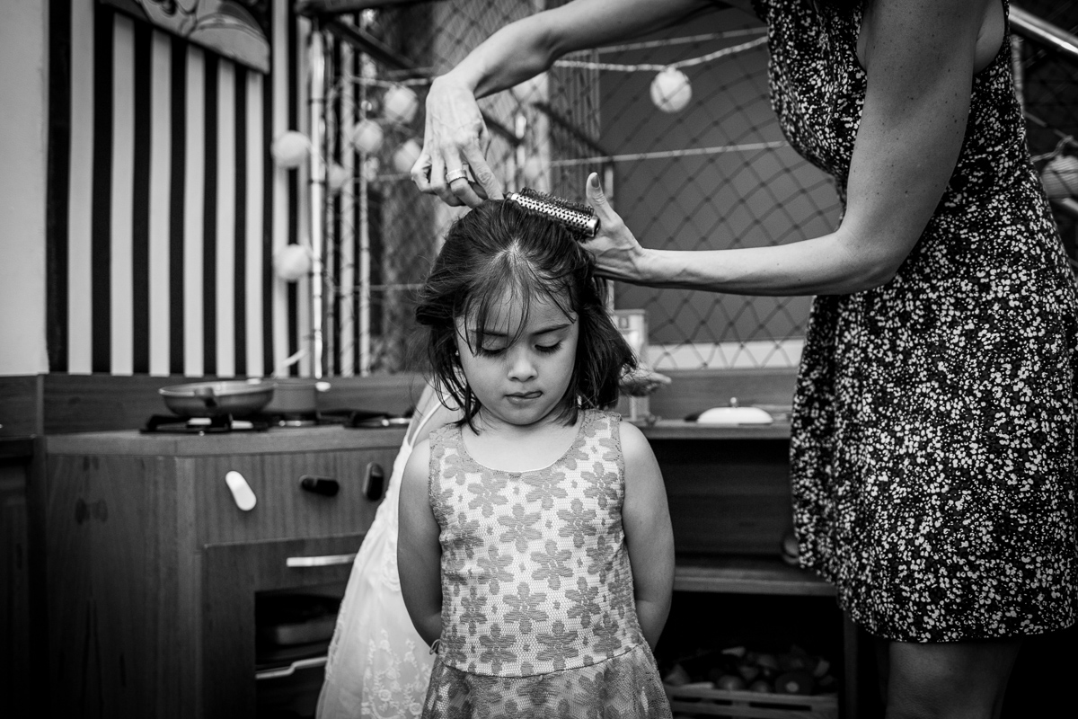 júlia arrumando o cabelo