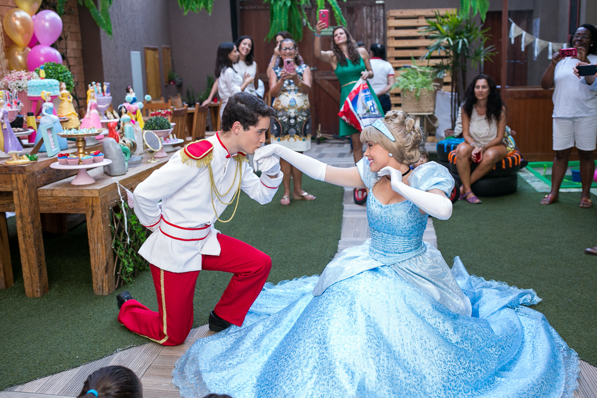 beijo na mão da cinderella