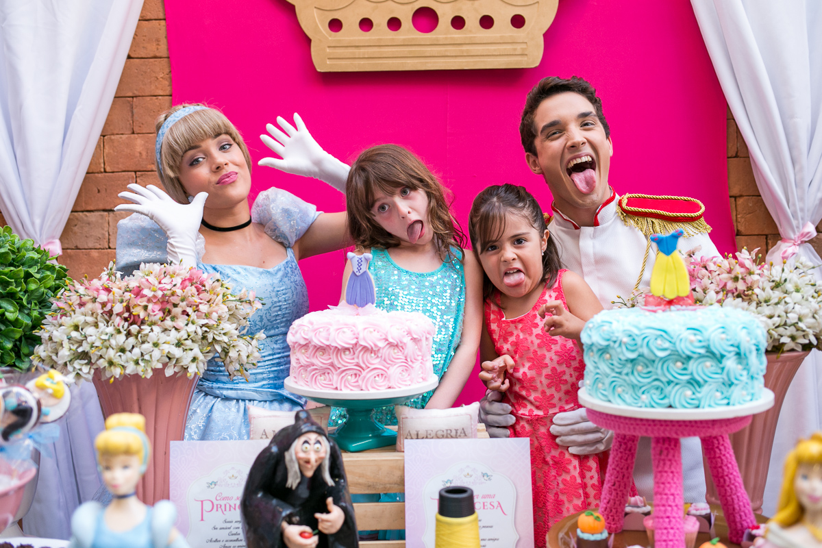 fazendo careta com a prima, a cinderella e o príncipe