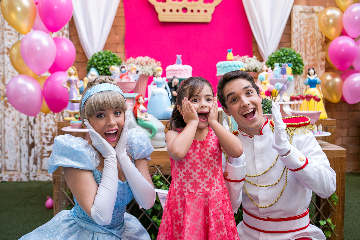 julia e os personagens