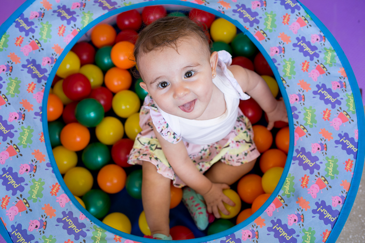 brincando na piscina de bolinhas