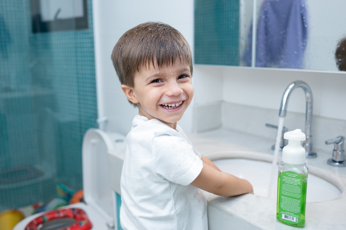 ensaio família, família, rio de janeiro, pet, pet lovers, bagunça, alegria, felicidade, brasil, kids, crianças, água, banho, espuma, farra, de cabeça pra baixo