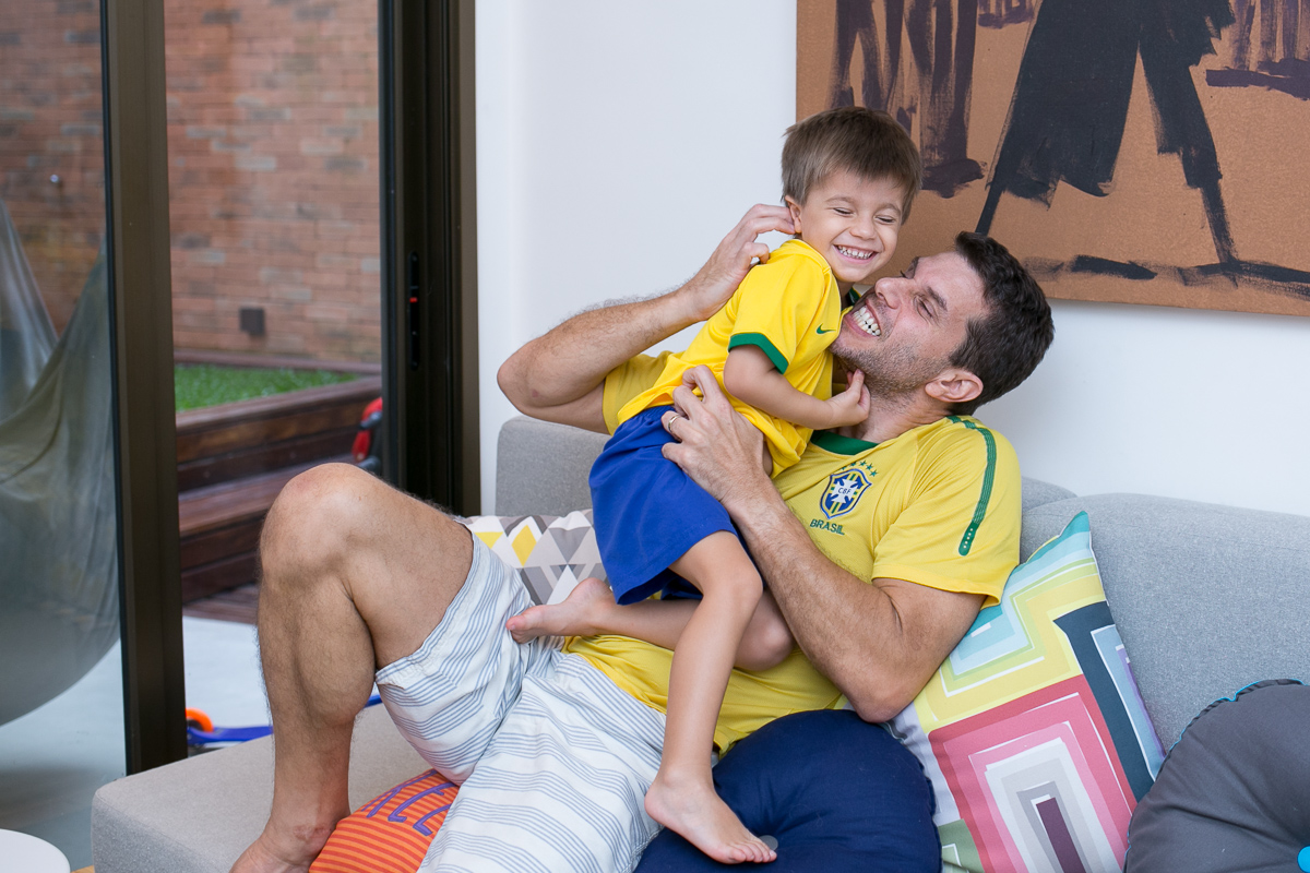 ensaio família, família, rio de janeiro, pet, pet lovers, bagunça, alegria, felicidade, brasil, kids, crianças, água, banho, espuma, farra, de cabeça pra baixo