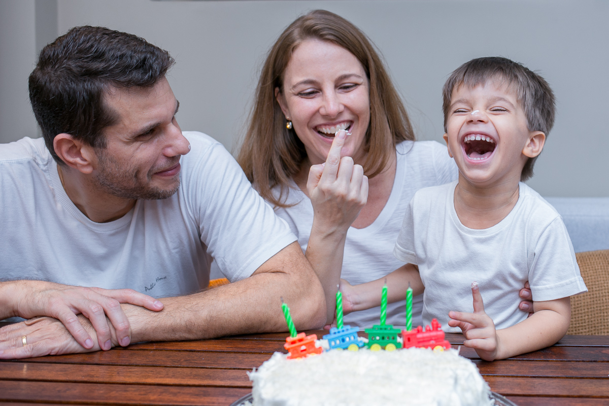 ensaio família, família, rio de janeiro, pet, pet lovers, bagunça, alegria, felicidade, brasil, kids, crianças, água, banho, espuma, farra, de cabeça pra baixo