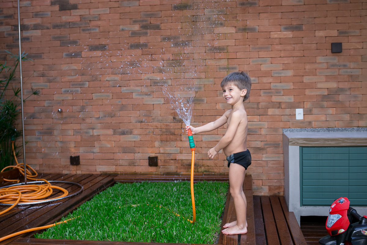 ensaio família, família, rio de janeiro, pet, pet lovers, bagunça, alegria, felicidade, brasil, kids, crianças, água, banho, espuma, farra, de cabeça pra baixo