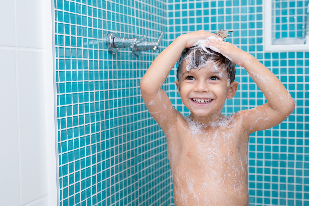 ensaio família, família, rio de janeiro, pet, pet lovers, bagunça, alegria, felicidade, brasil, kids, crianças, água, banho, espuma, farra, de cabeça pra baixo