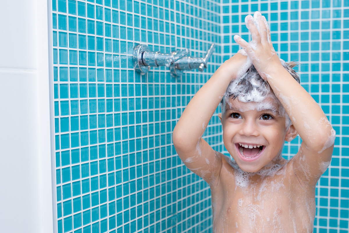 ensaio família, família, rio de janeiro, pet, pet lovers, bagunça, alegria, felicidade, brasil, kids, crianças, água, banho, espuma, farra, de cabeça pra baixo