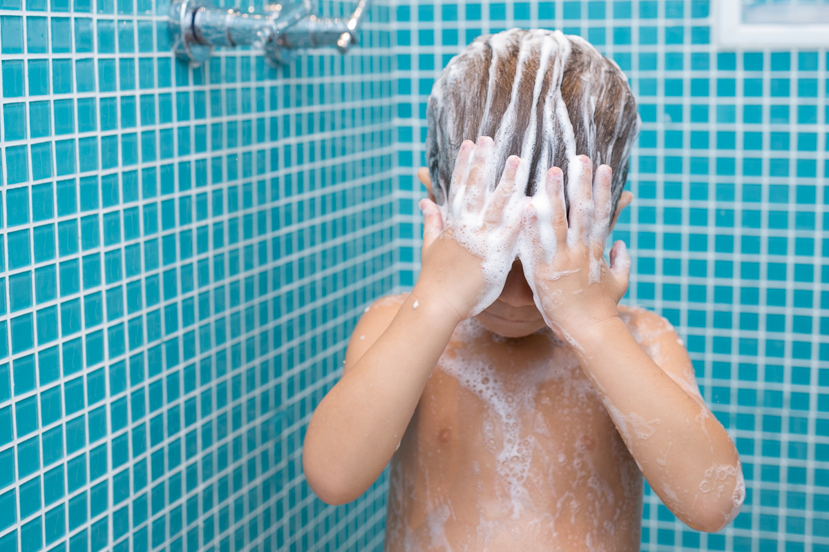 ensaio família, família, rio de janeiro, pet, pet lovers, bagunça, alegria, felicidade, brasil, kids, crianças, água, banho, espuma, farra, de cabeça pra baixo