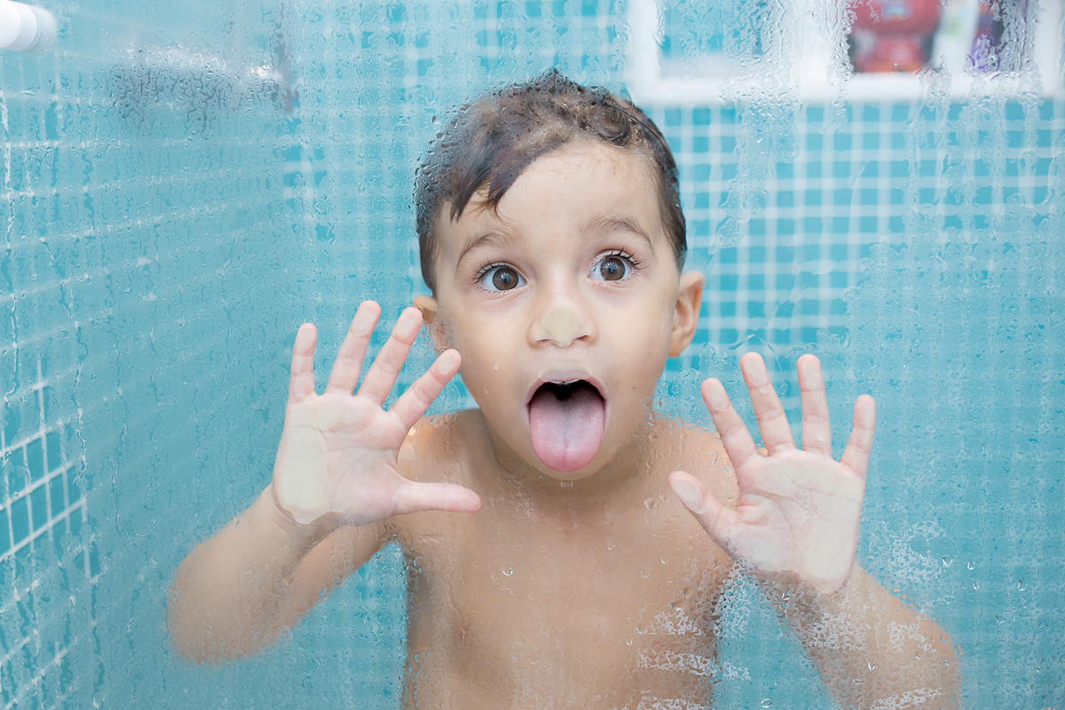 ensaio família, família, rio de janeiro, pet, pet lovers, bagunça, alegria, felicidade, brasil, kids, crianças, água, banho, espuma, farra, de cabeça pra baixo