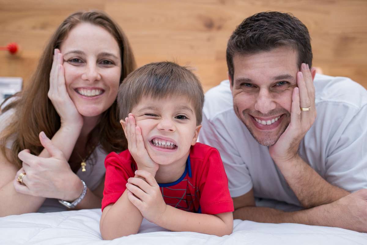 ensaio família, família, rio de janeiro, pet, pet lovers, bagunça, alegria, felicidade, brasil, kids, crianças, água, banho, espuma, farra, de cabeça pra baixo
