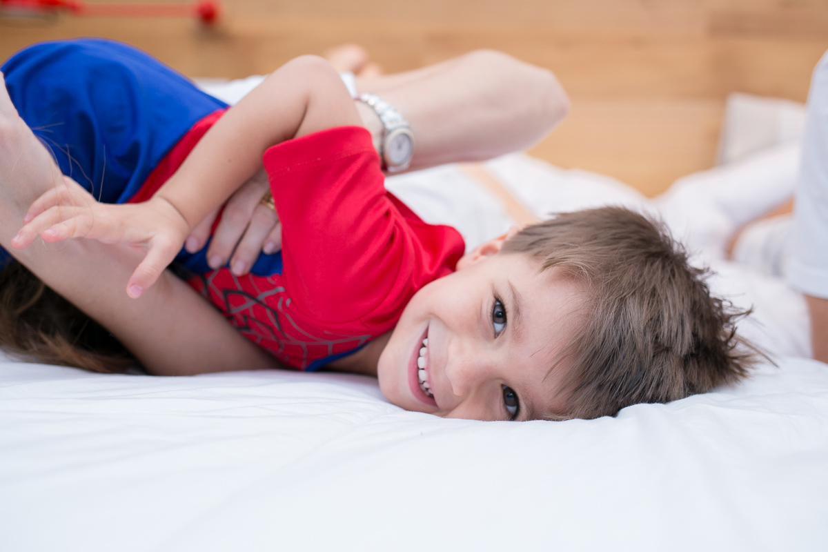 ensaio família, família, rio de janeiro, pet, pet lovers, bagunça, alegria, felicidade, brasil, kids, crianças, água, banho, espuma, farra, de cabeça pra baixo