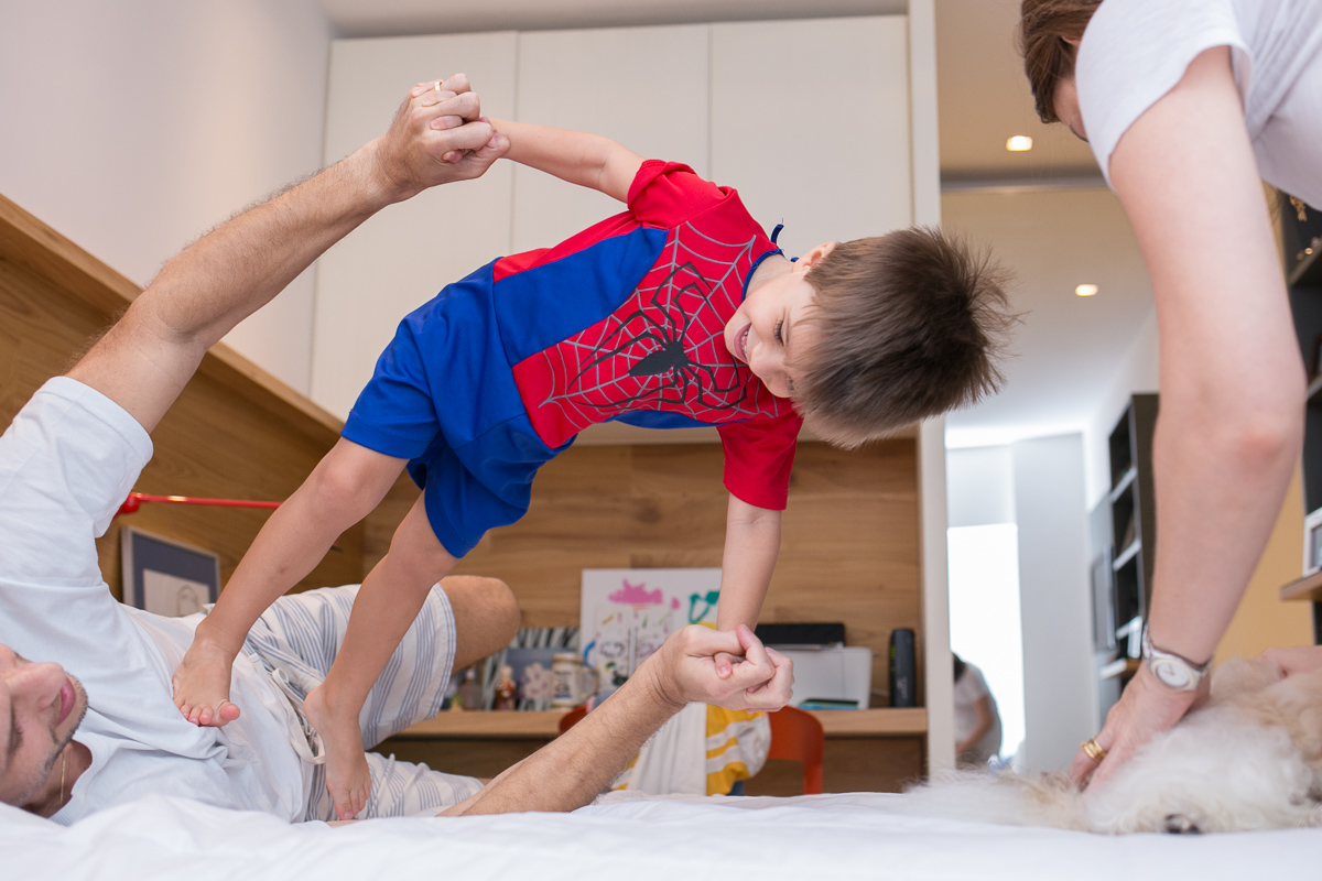 ensaio família, família, rio de janeiro, pet, pet lovers, bagunça, alegria, felicidade, brasil, kids, crianças, água, banho, espuma, farra, de cabeça pra baixo