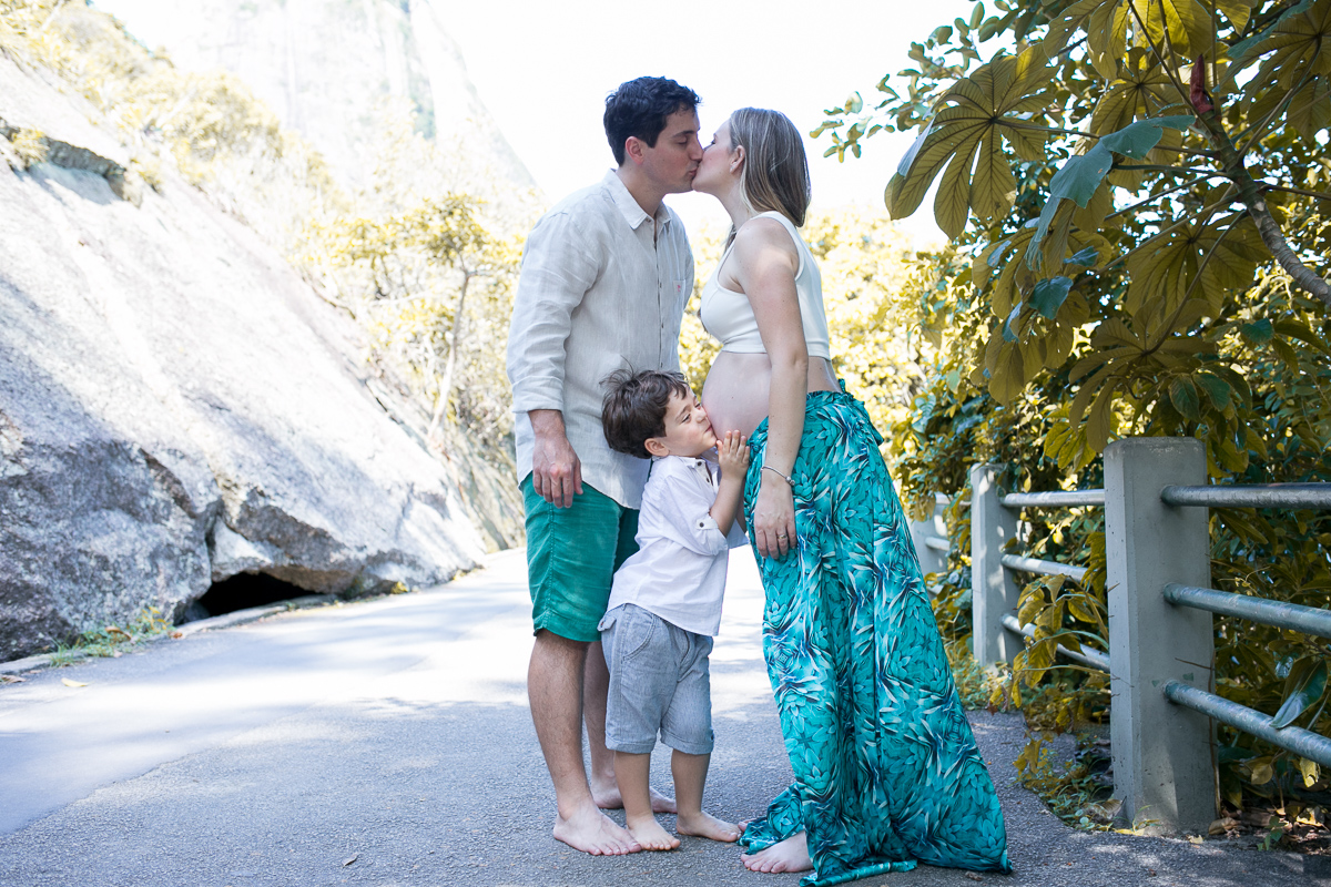 gestante, ensaio gestante, praia, rio de janeiro, família, pais de dois, irmãos, diversão, alegria, bagunça, amor, amor de mãe, mãe, gestando, pregnant, baby, babe, kids, crianças, cristo redentor, urca