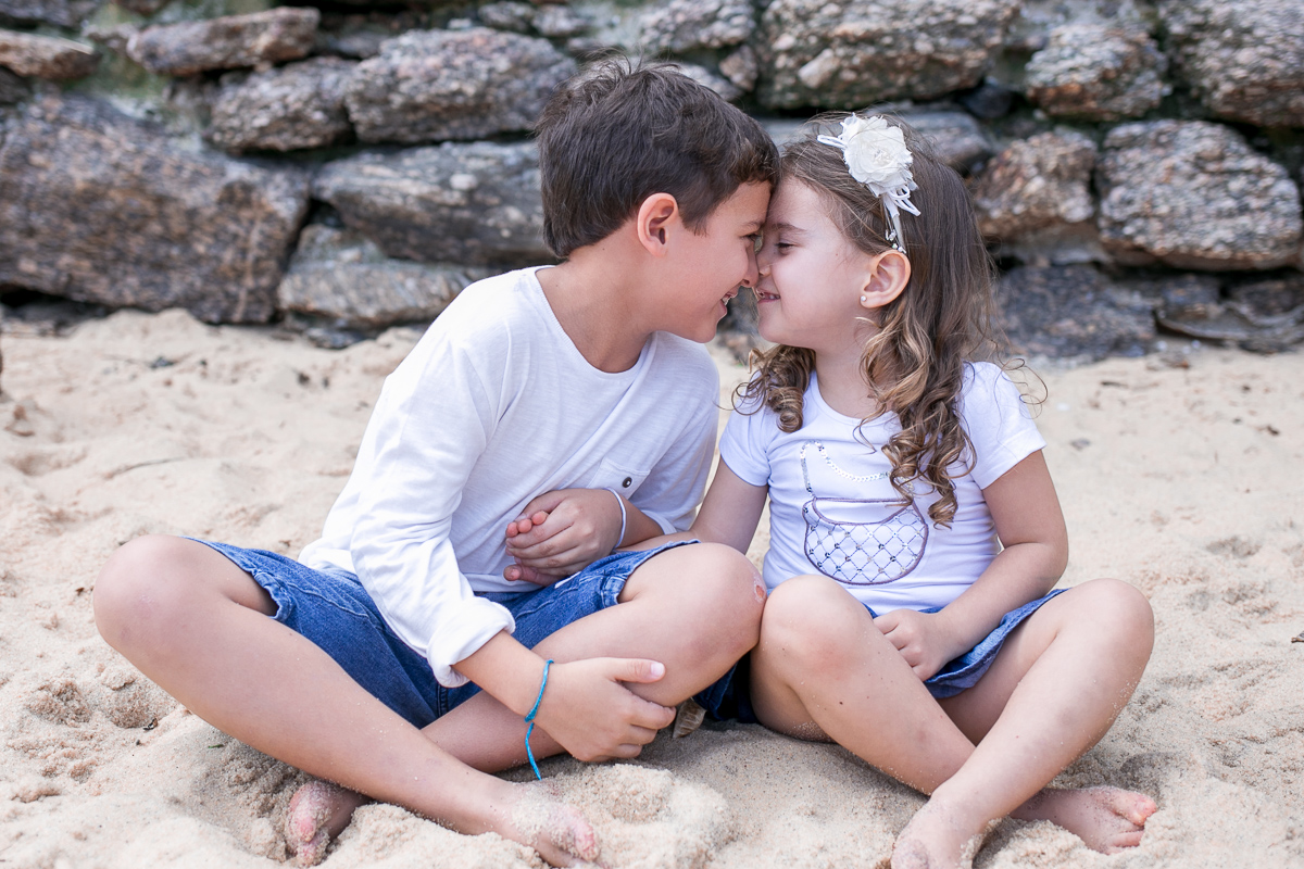 ensaio gestante, gravida, gestando, esperando, urca, rio de janeiro, família, ensaio família, fotografia de gestante, fotografia de família, praia, natureza, crianças, mãe de três, irmãs, amor de irmã
