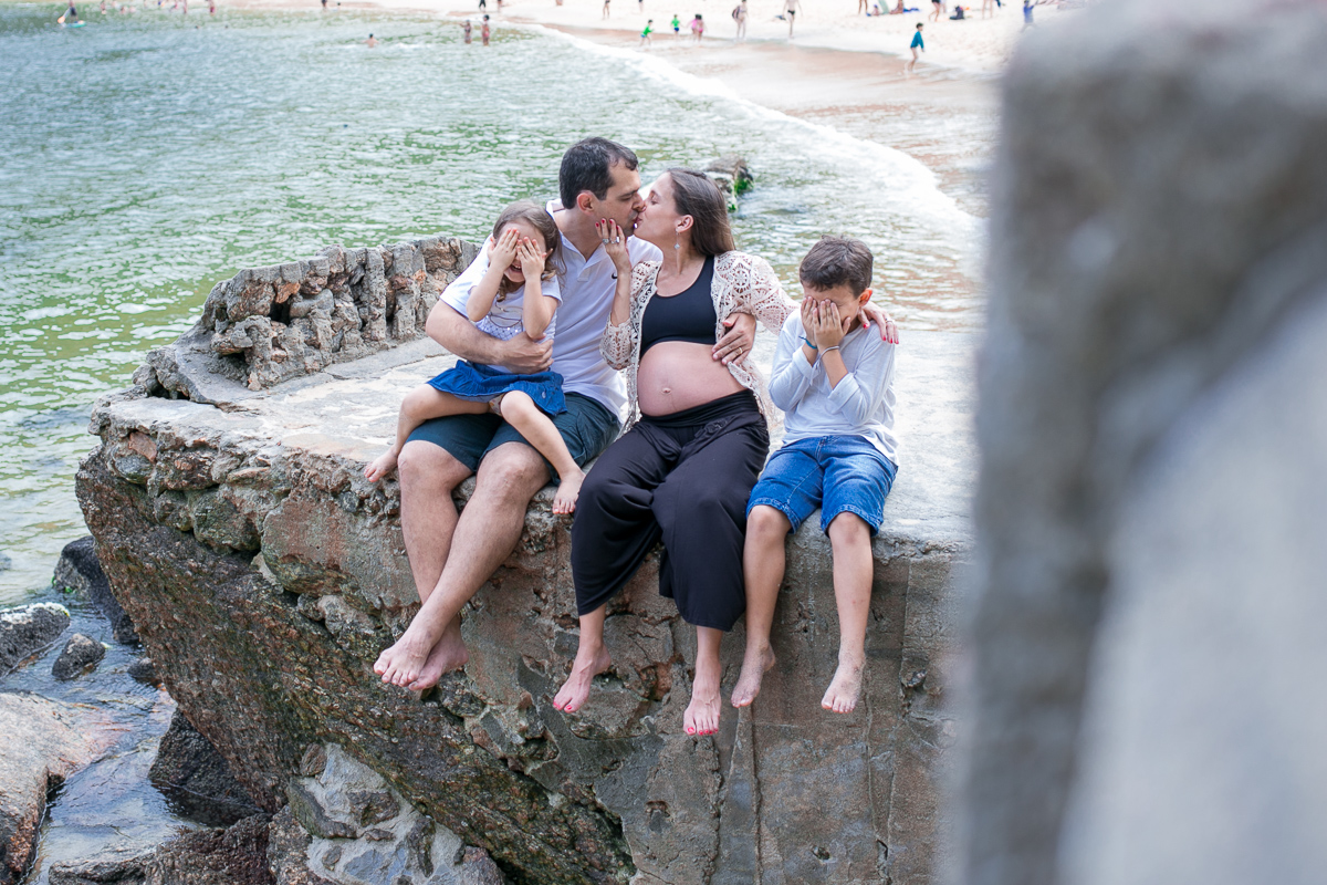 ensaio gestante, gravida, gestando, esperando, urca, rio de janeiro, família, ensaio família, fotografia de gestante, fotografia de família, praia, natureza, crianças, mãe de três, irmãs, amor de irmã