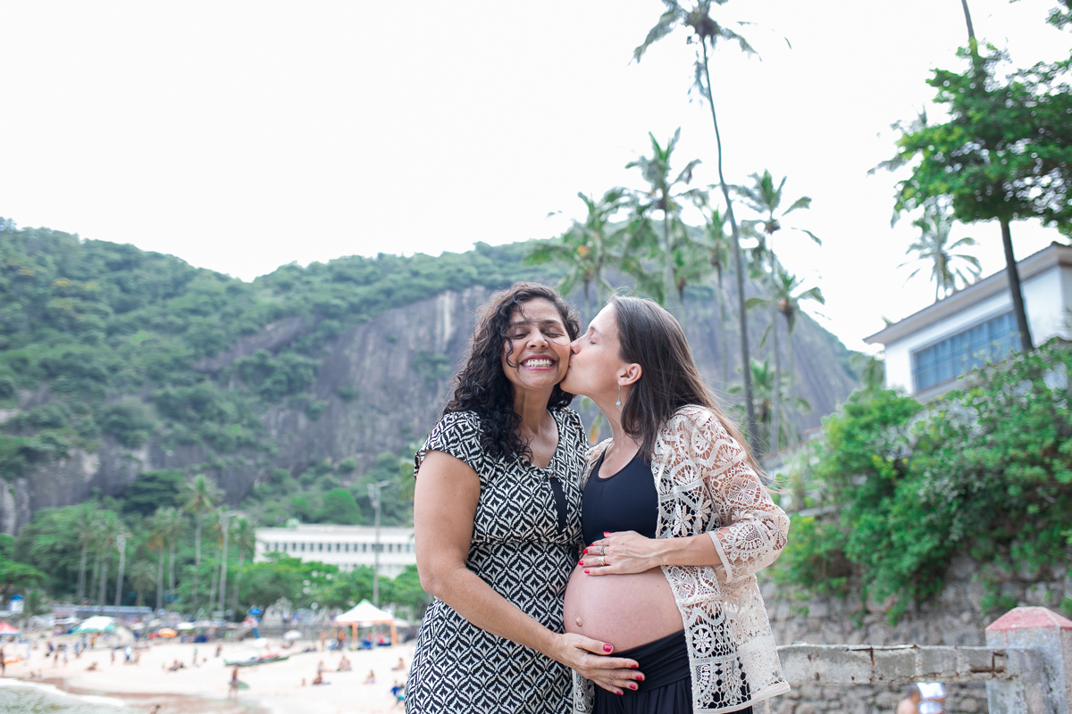 ensaio gestante, gravida, gestando, esperando, urca, rio de janeiro, família, ensaio família, fotografia de gestante, fotografia de família, praia, natureza, crianças, mãe de três, irmãs, amor de irmã