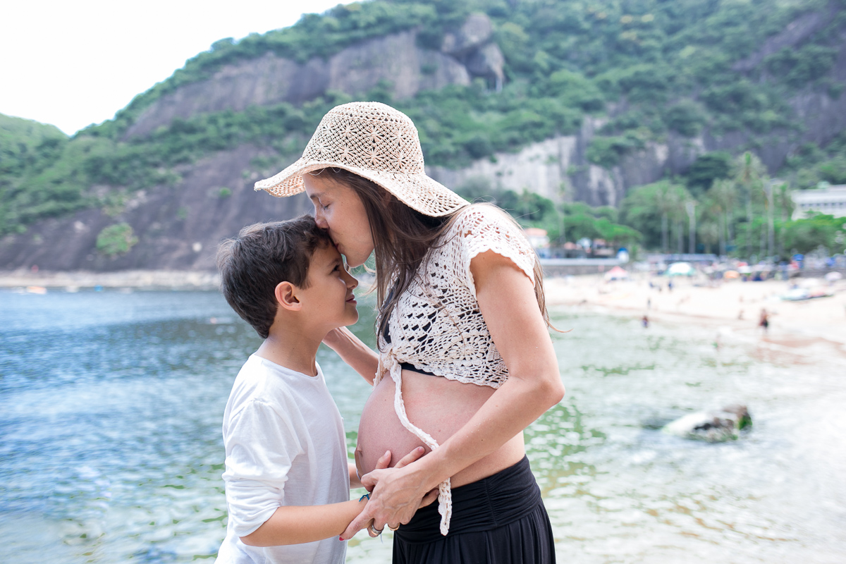 ensaio gestante, gravida, gestando, esperando, urca, rio de janeiro, família, ensaio família, fotografia de gestante, fotografia de família, praia, natureza, crianças, mãe de três, irmãs, amor de irmã