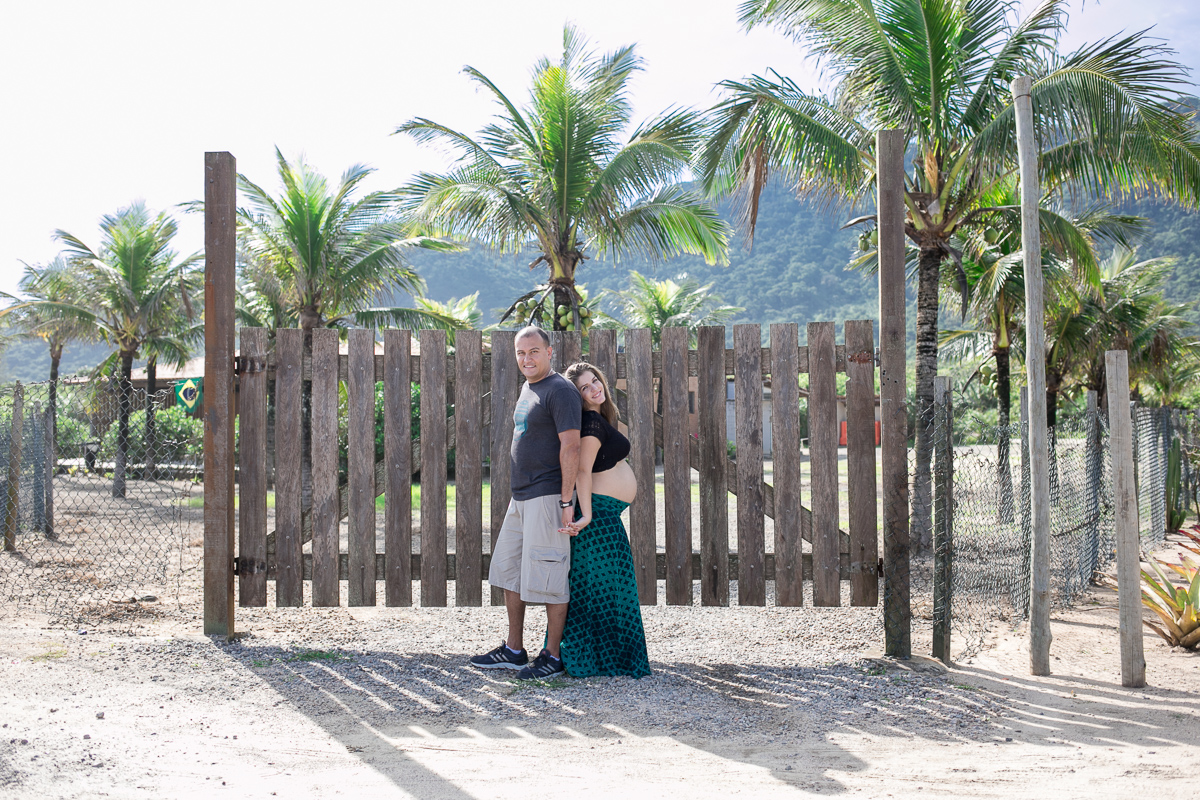 ensaio gestante, mae de menino, primeiro filho, pais de primeira viagem, família, praia, rio de janeiro, natureza, amor, sol, sal, mar, risadas, sorriso, alegria, diversão
