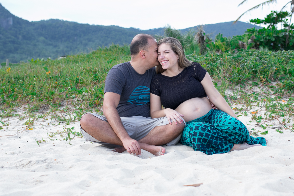 ensaio gestante, mae de menino, primeiro filho, pais de primeira viagem, família, praia, rio de janeiro, natureza, amor, sol, sal, mar, risadas, sorriso, alegria, diversão