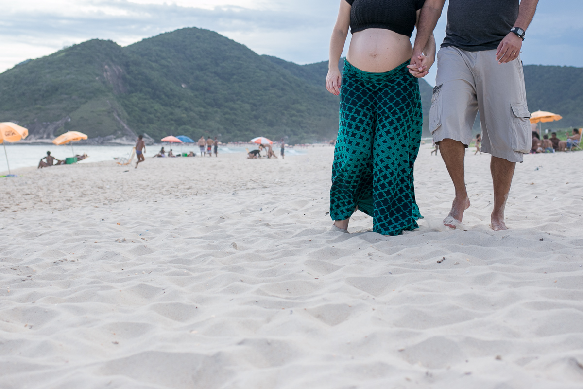 ensaio gestante, mae de menino, primeiro filho, pais de primeira viagem, família, praia, rio de janeiro, natureza, amor, sol, sal, mar, risadas, sorriso, alegria, diversão